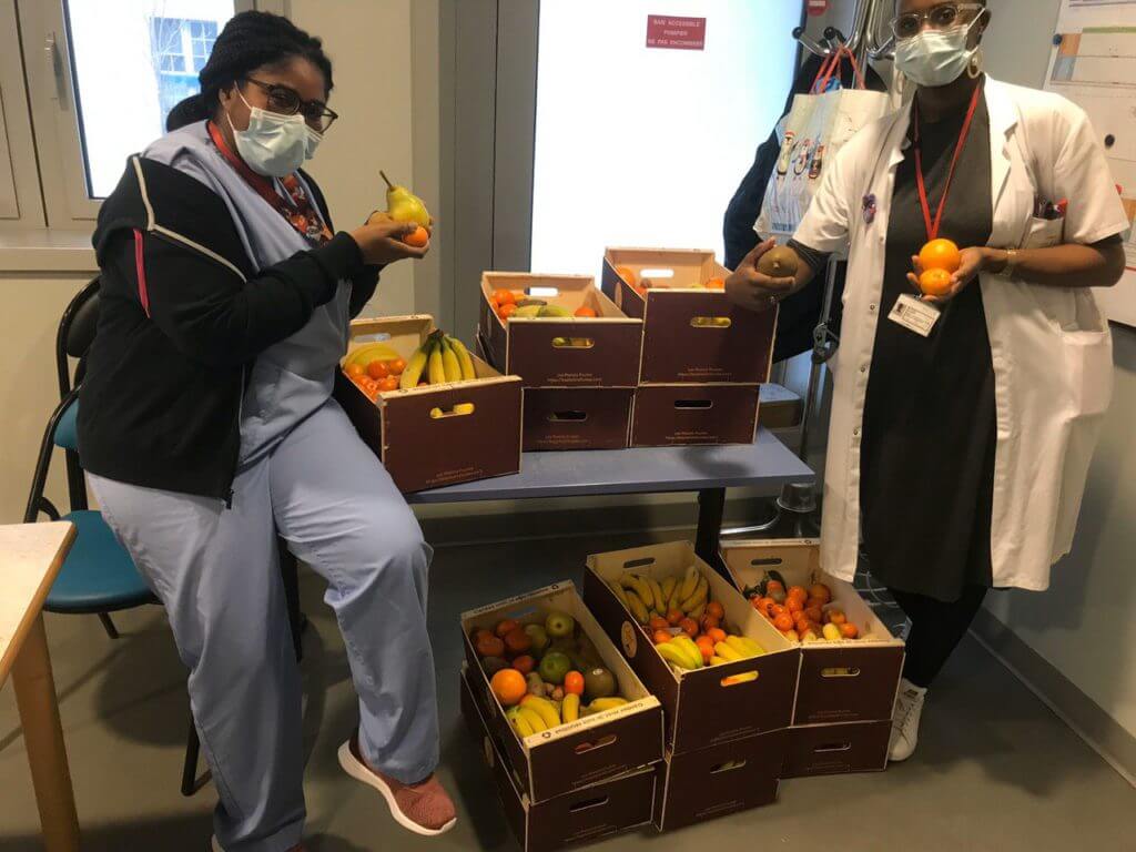 Infirmiere avec des fruits