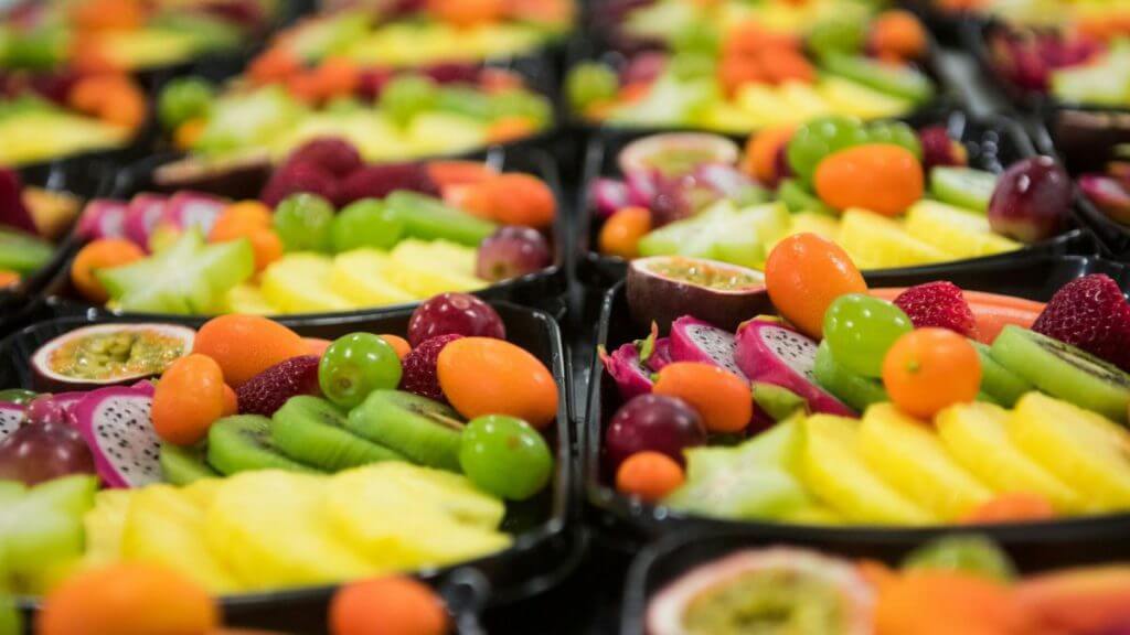 Salade de fruits frais colorés et bons pour la santé