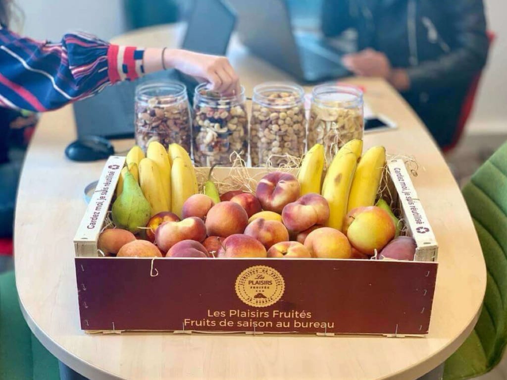 Corbeille de fruits frais de saison livrée en entreprise par Les Plaisirs Fruités