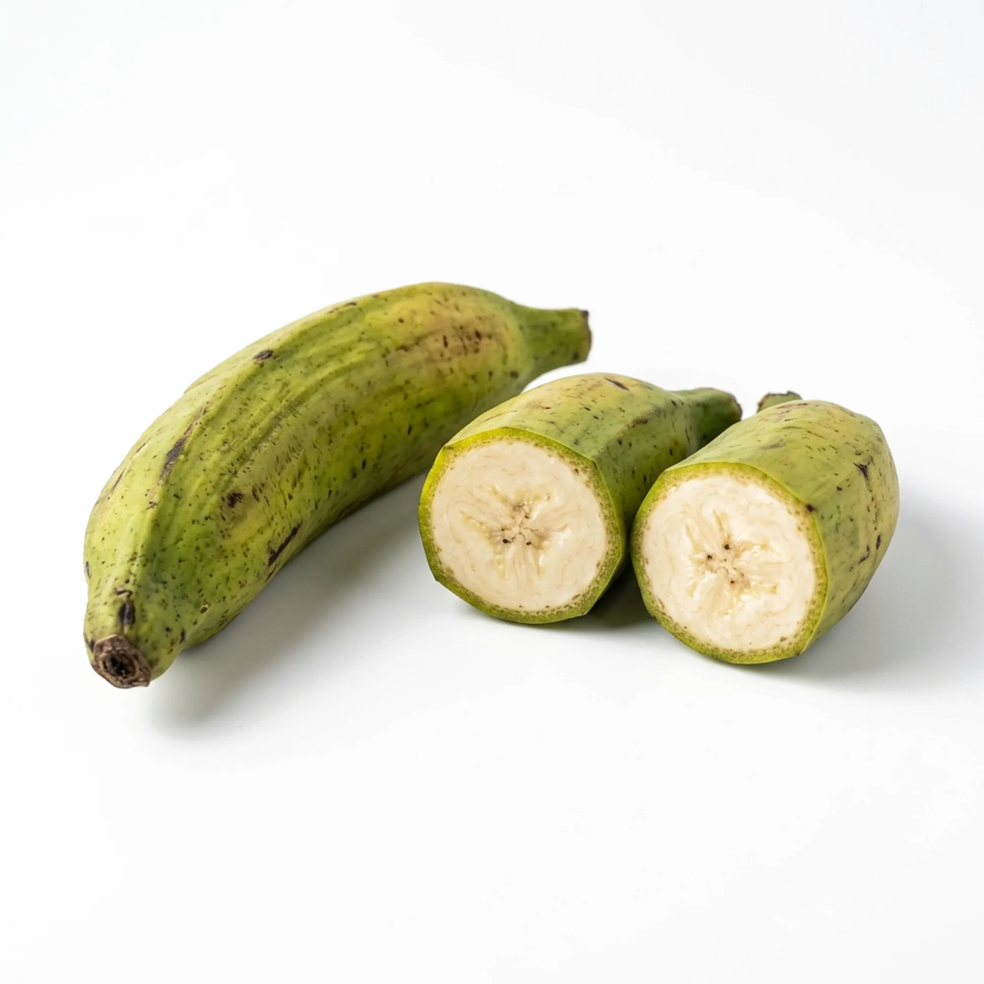 Banane plantain entier et coupé sur fond blanc