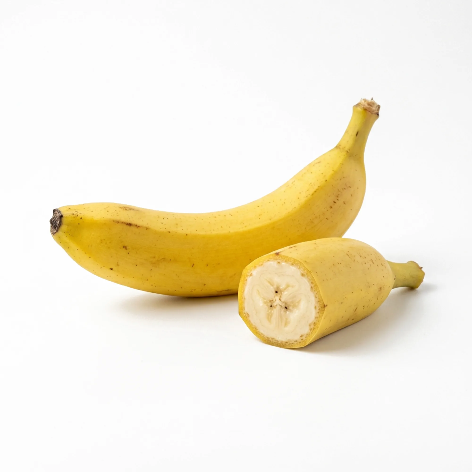 Banane entier et coupé sur fond blanc