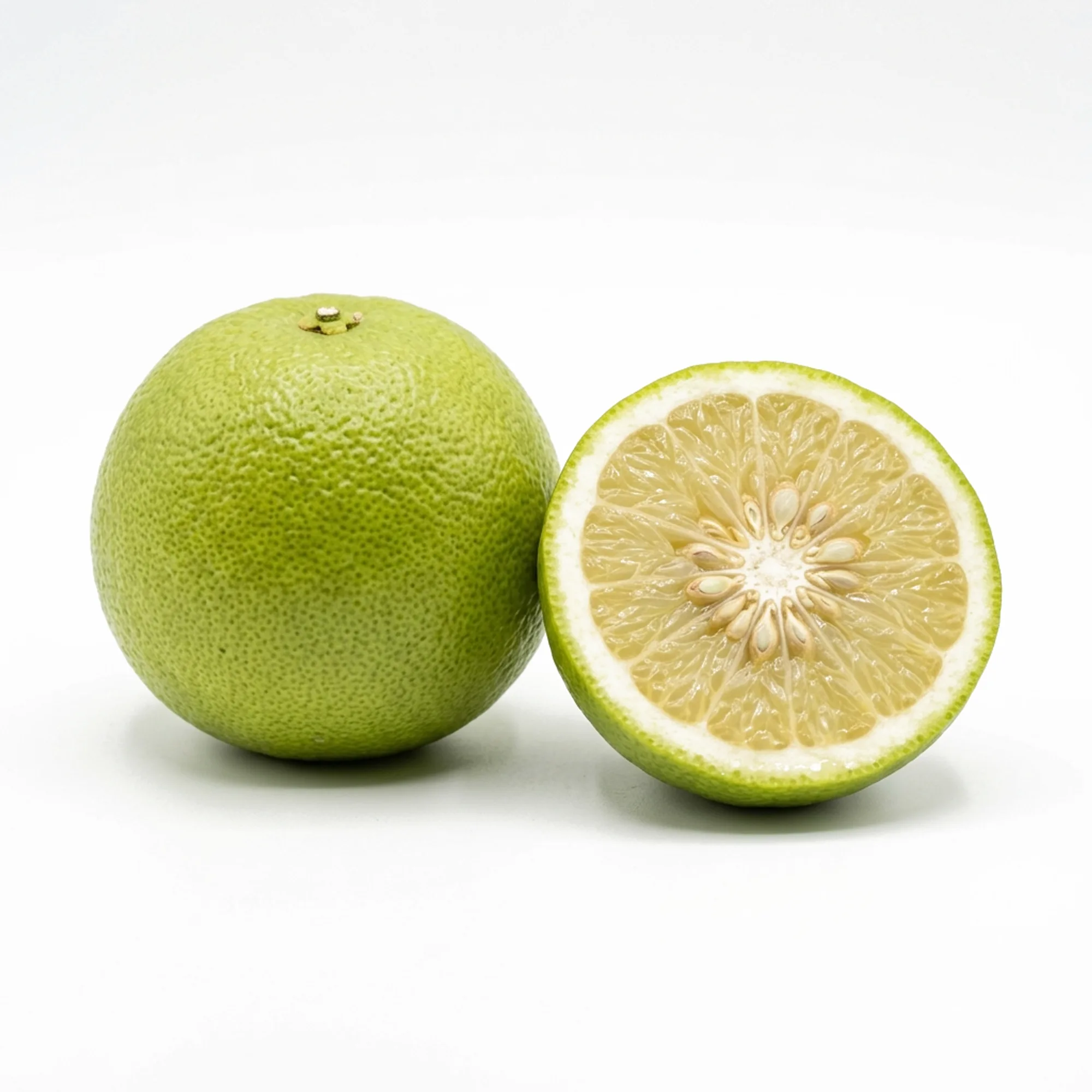 Bergamote entier et coupé sur fond blanc