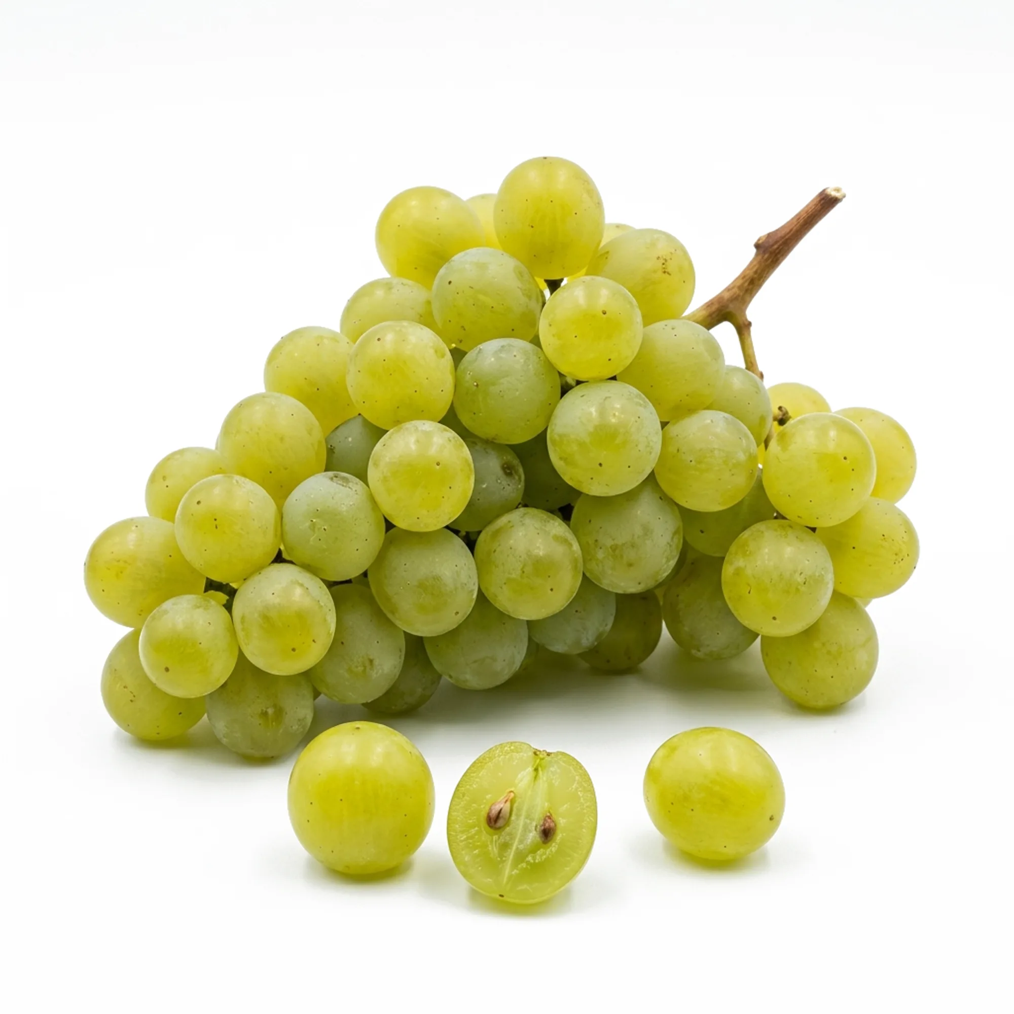 Chasselas entier et coupé sur fond blanc
