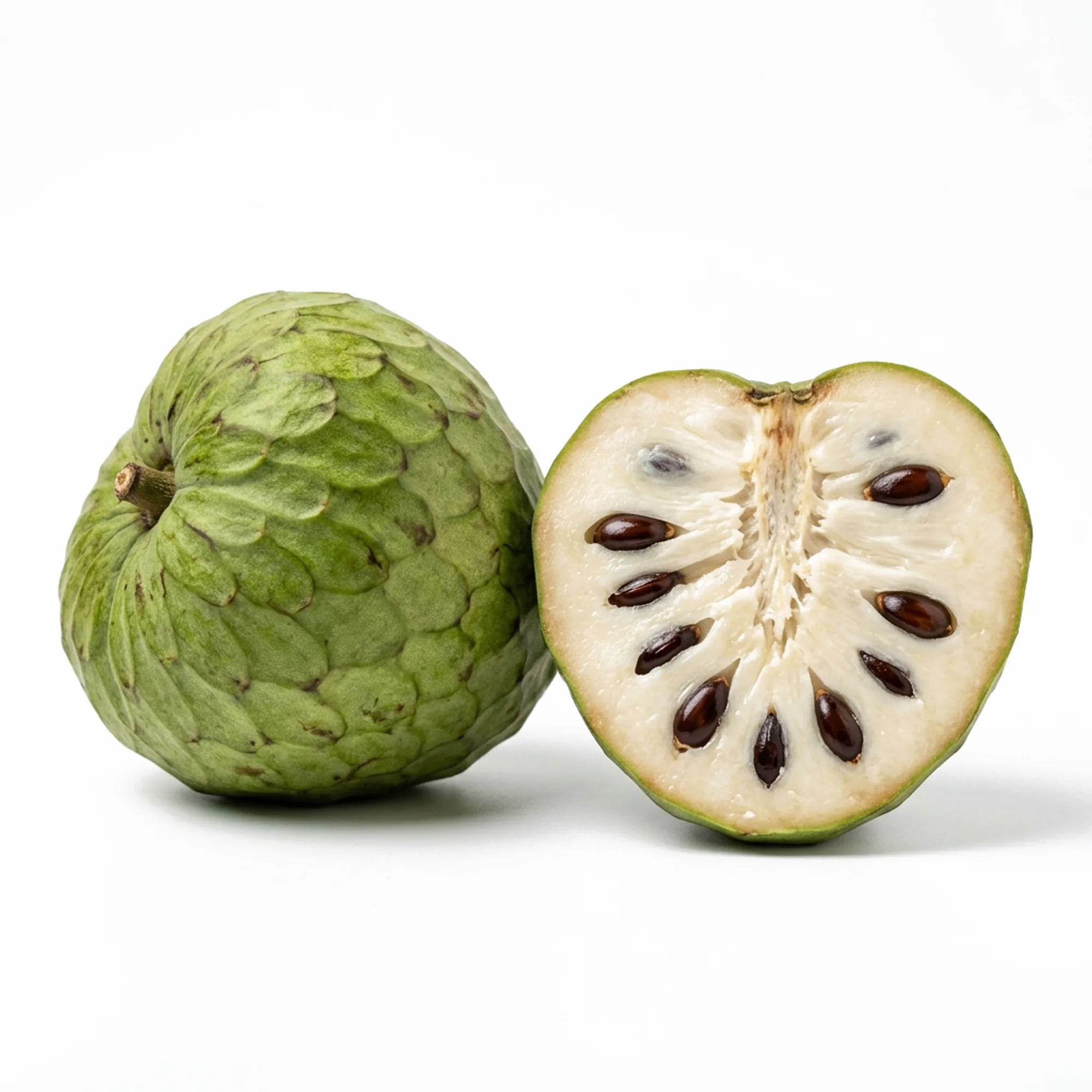 Chérimole entier et coupé sur fond blanc