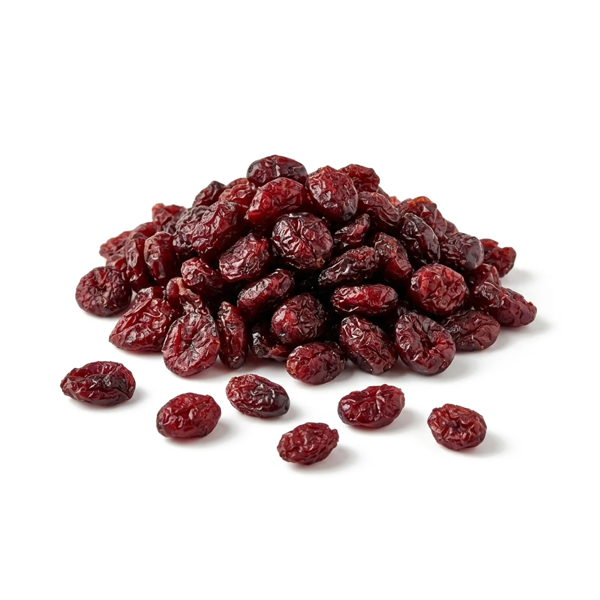 Cranberry séchée entier et coupé sur fond blanc
