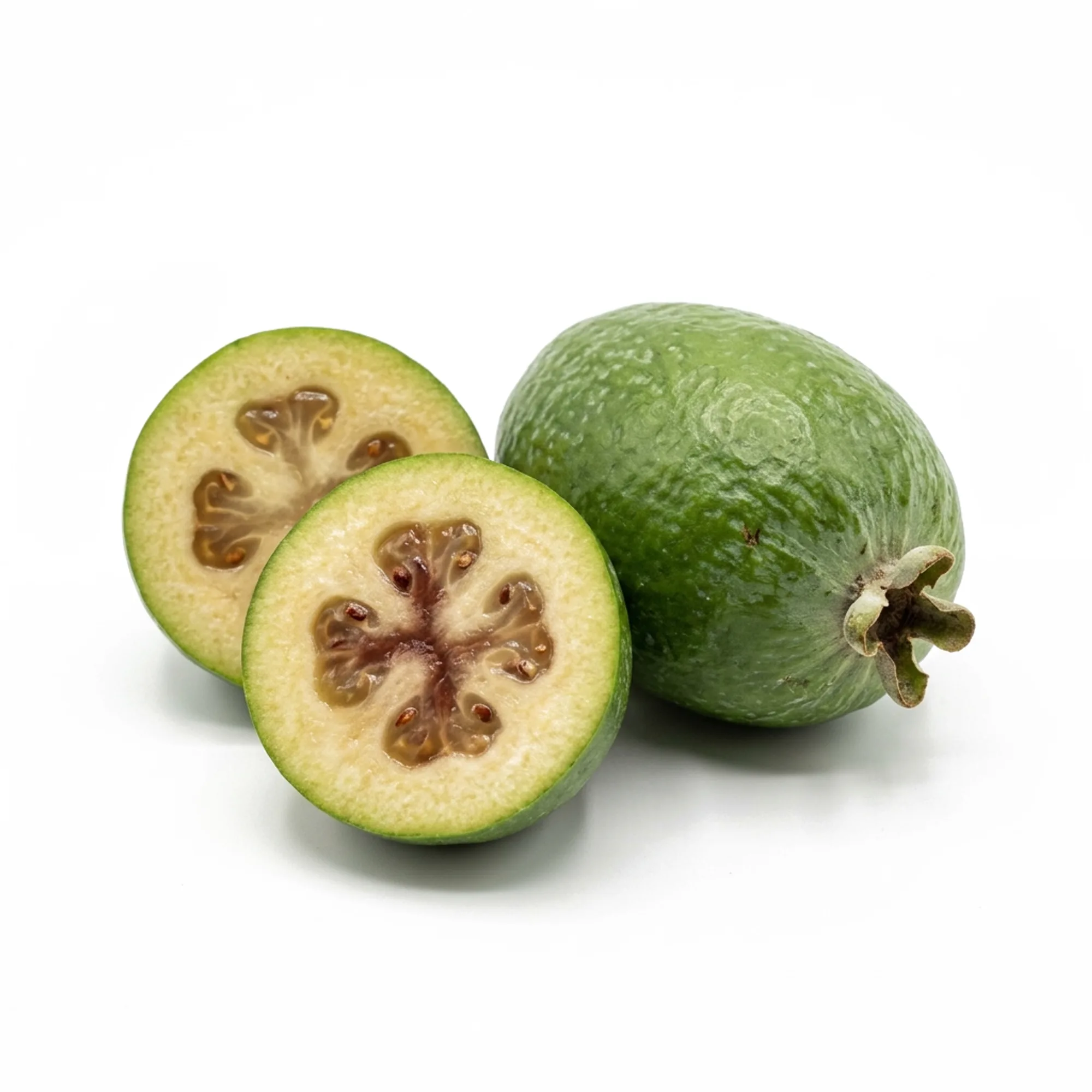 Feijoa entier et coupé sur fond blanc