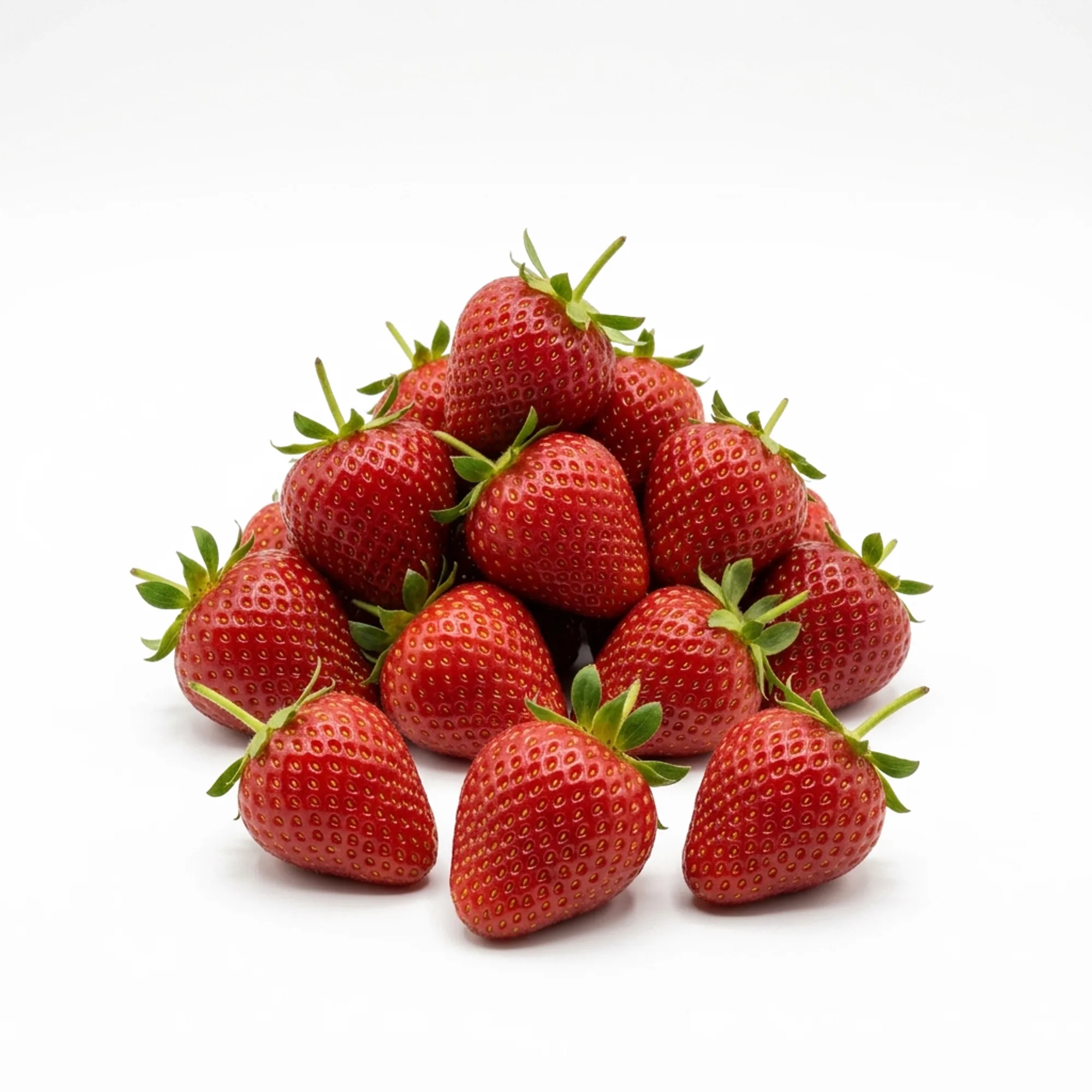 Fraise entier et coupé sur fond blanc