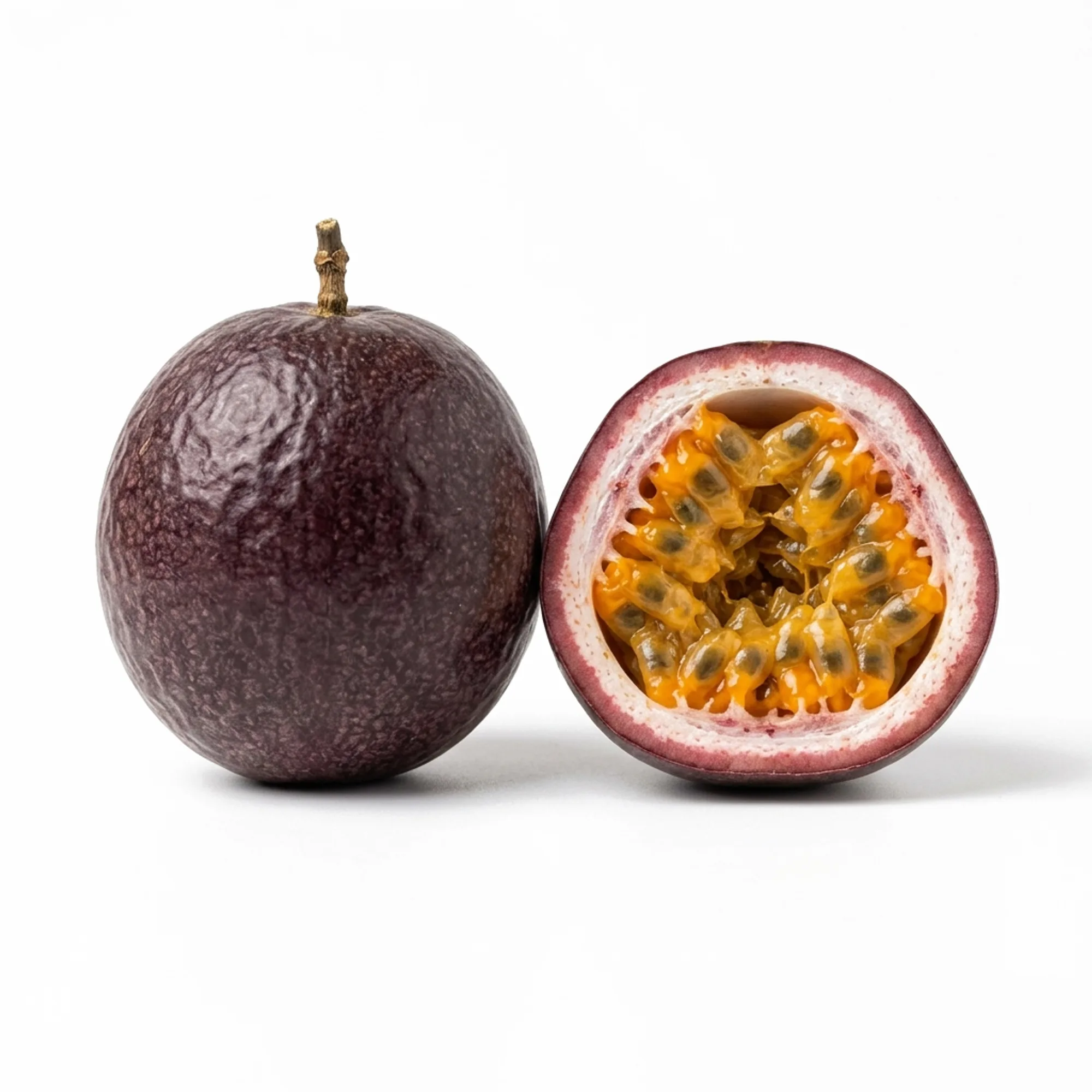 Fruit de la passion entier et coupé sur fond blanc