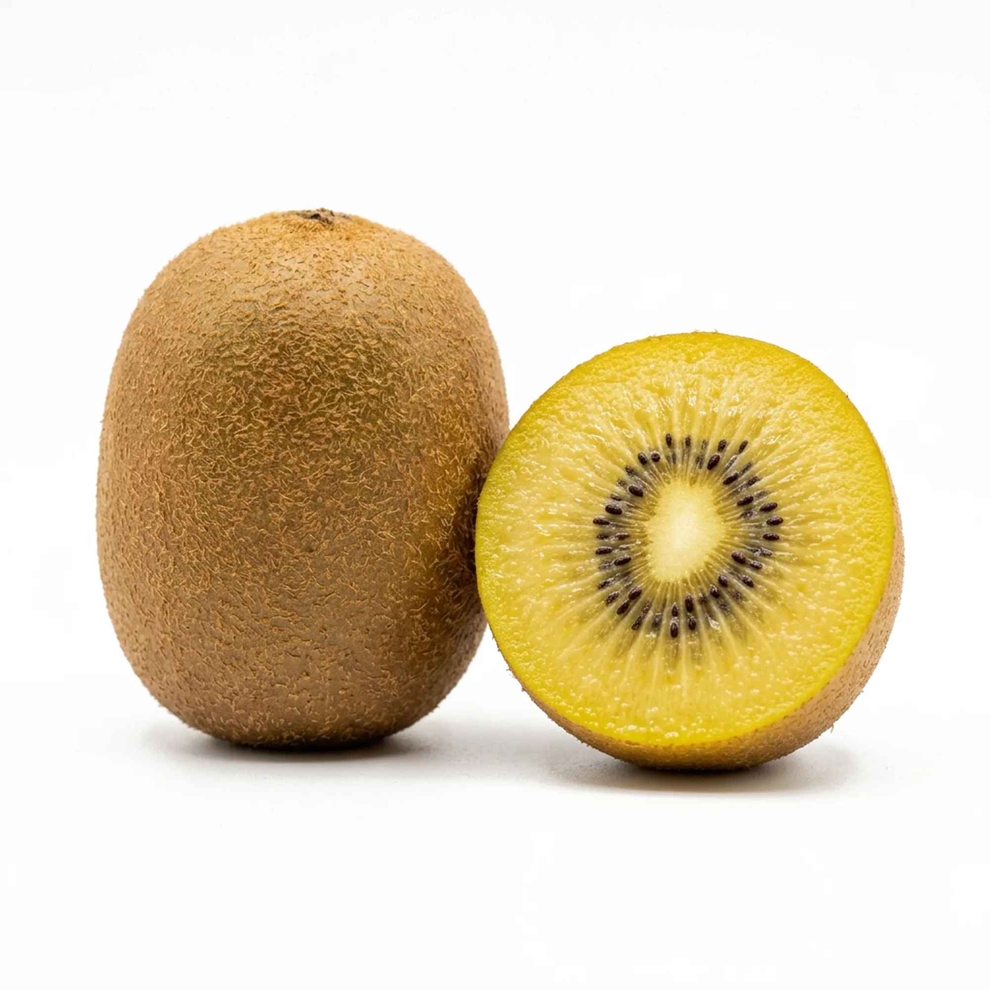 Kiwi jaune entier et coupé sur fond blanc