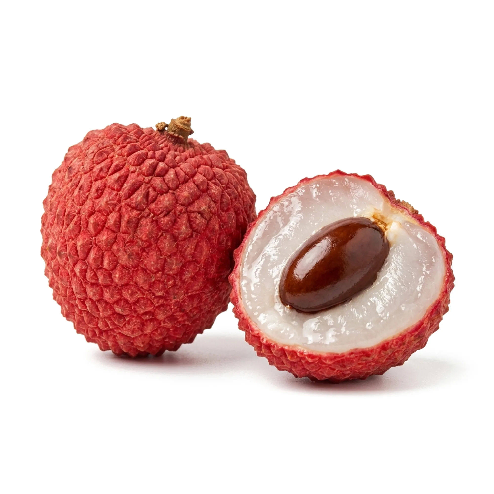 Litchi entier et coupé sur fond blanc