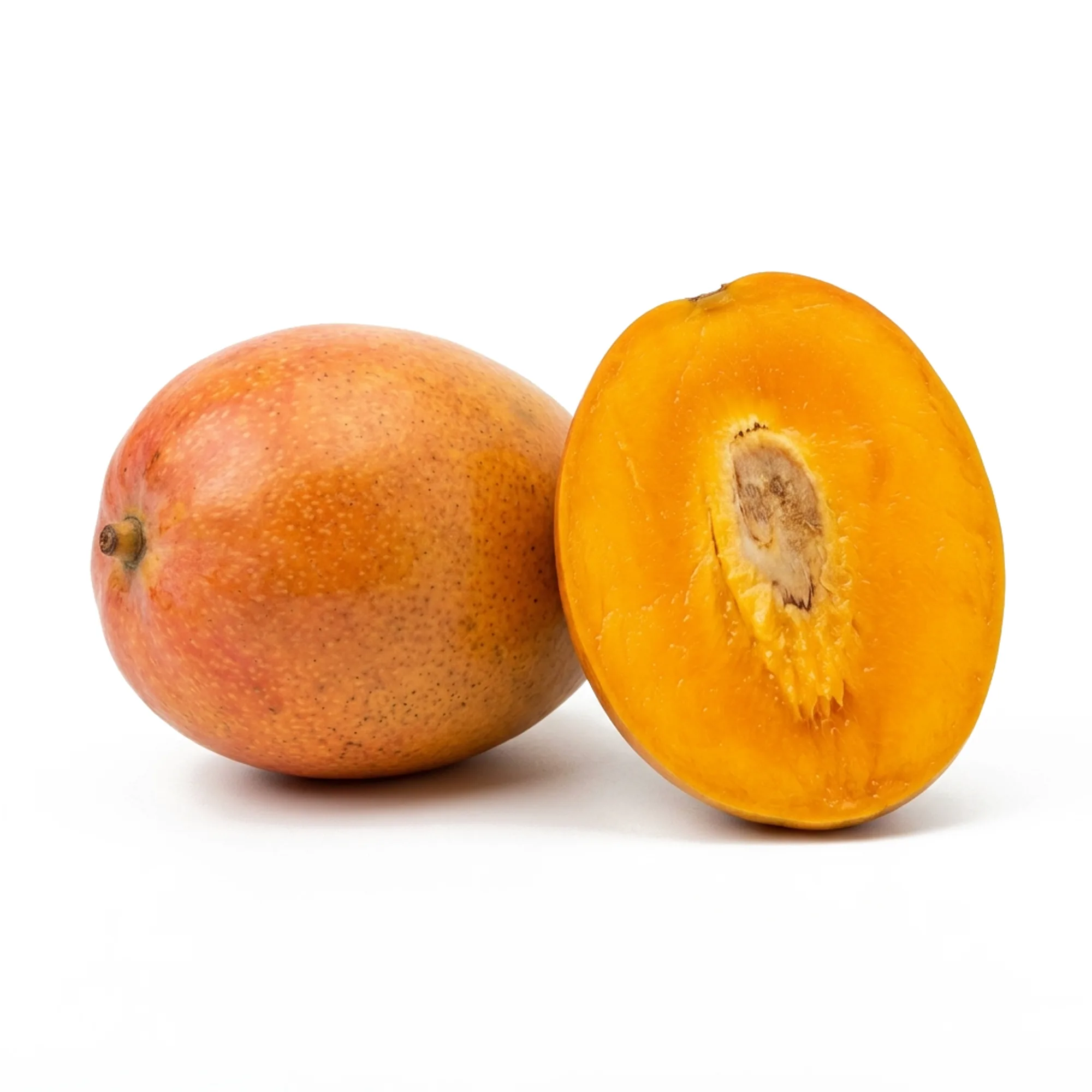 Mangue entier et coupé sur fond blanc