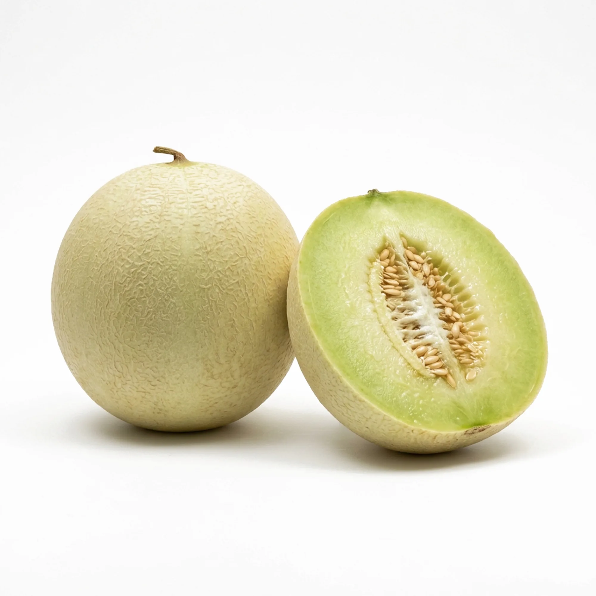 Melon miel entier et coupé sur fond blanc