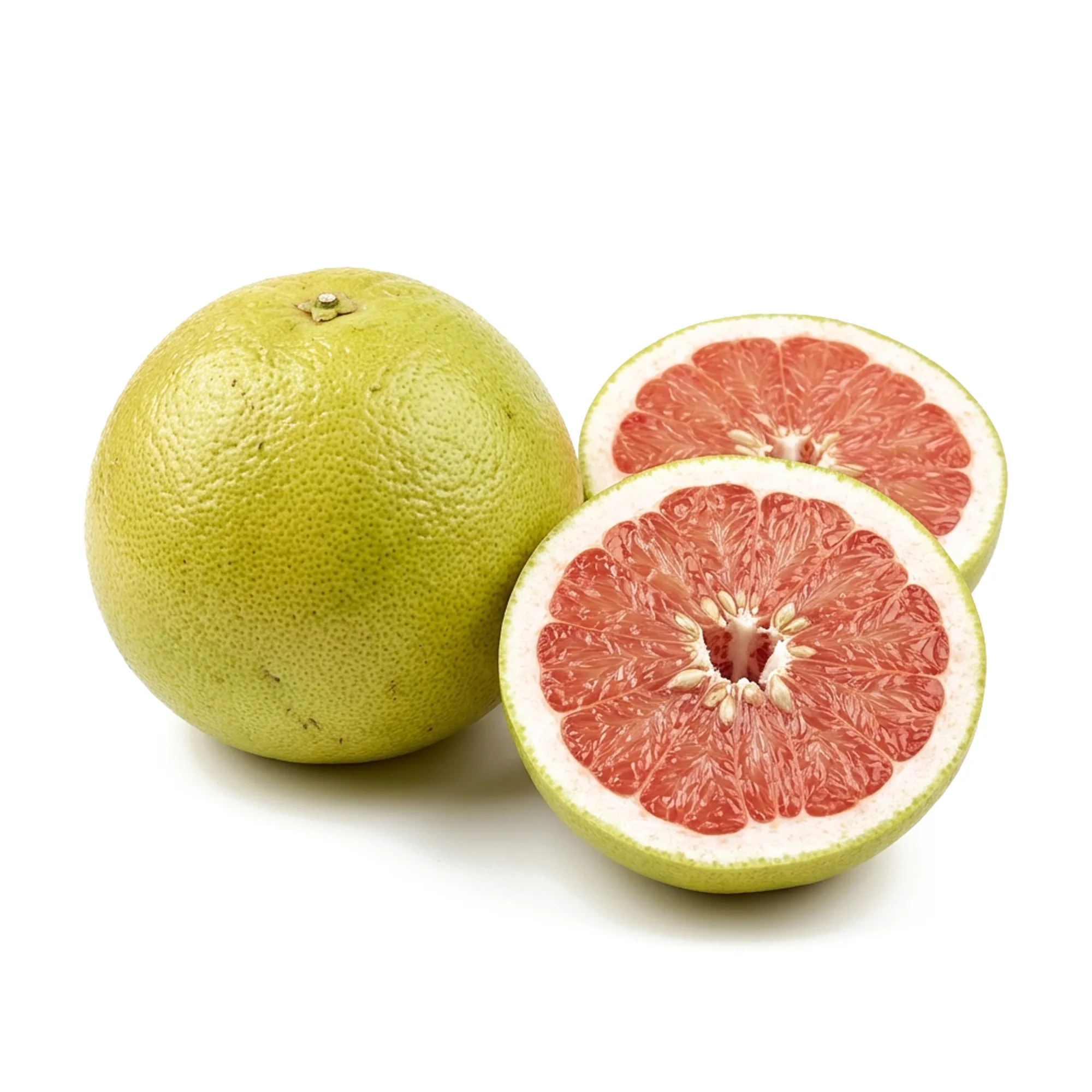 Pamplemousse entier et coupé sur fond blanc