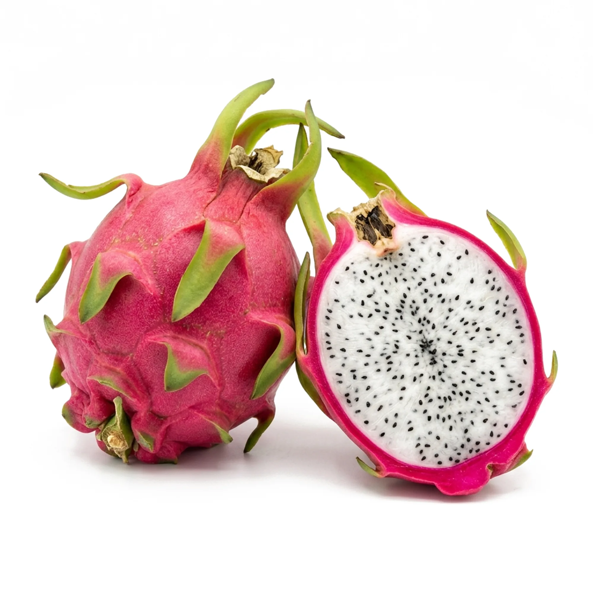 Pitaya entier et coupé sur fond blanc