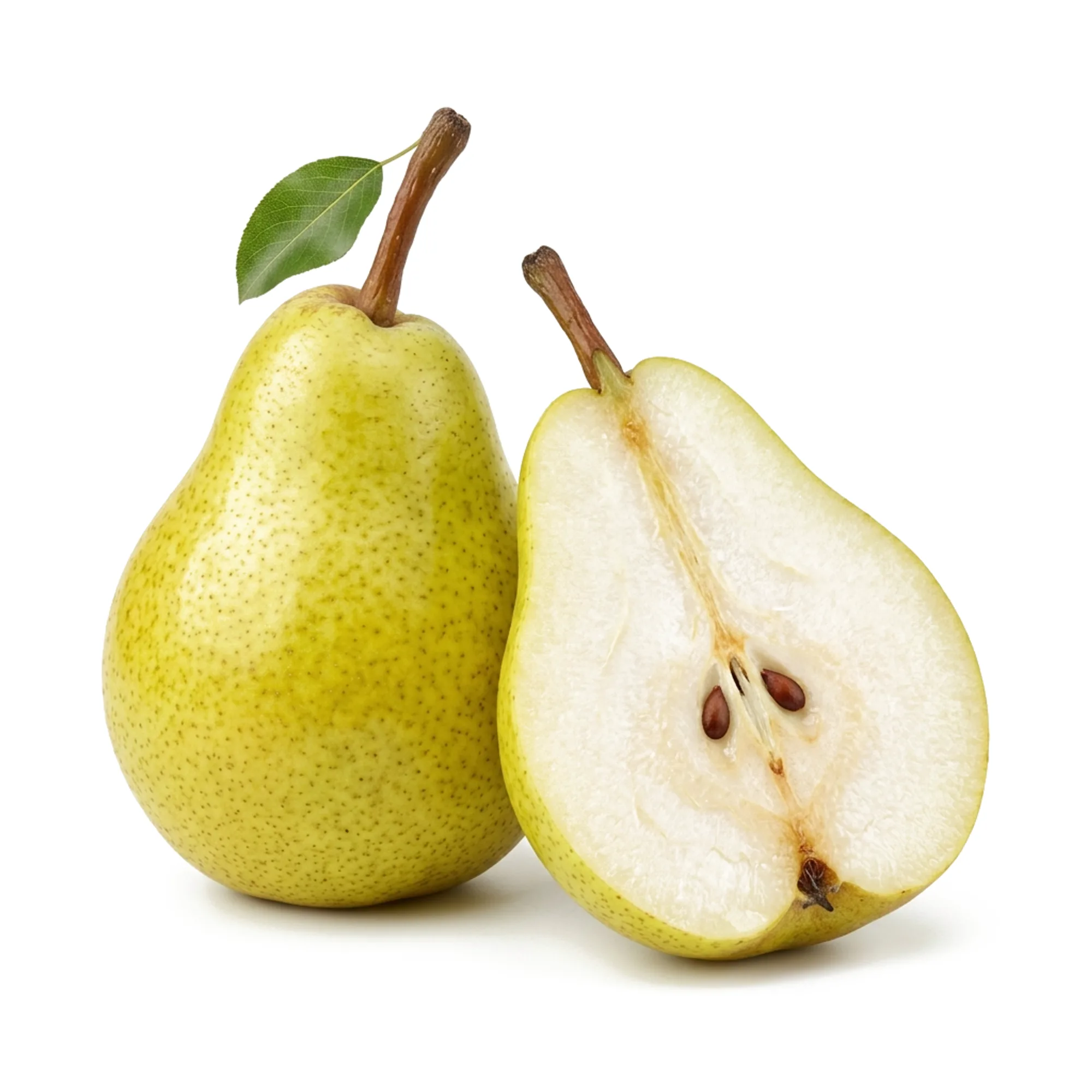 Poire entier et coupé sur fond blanc