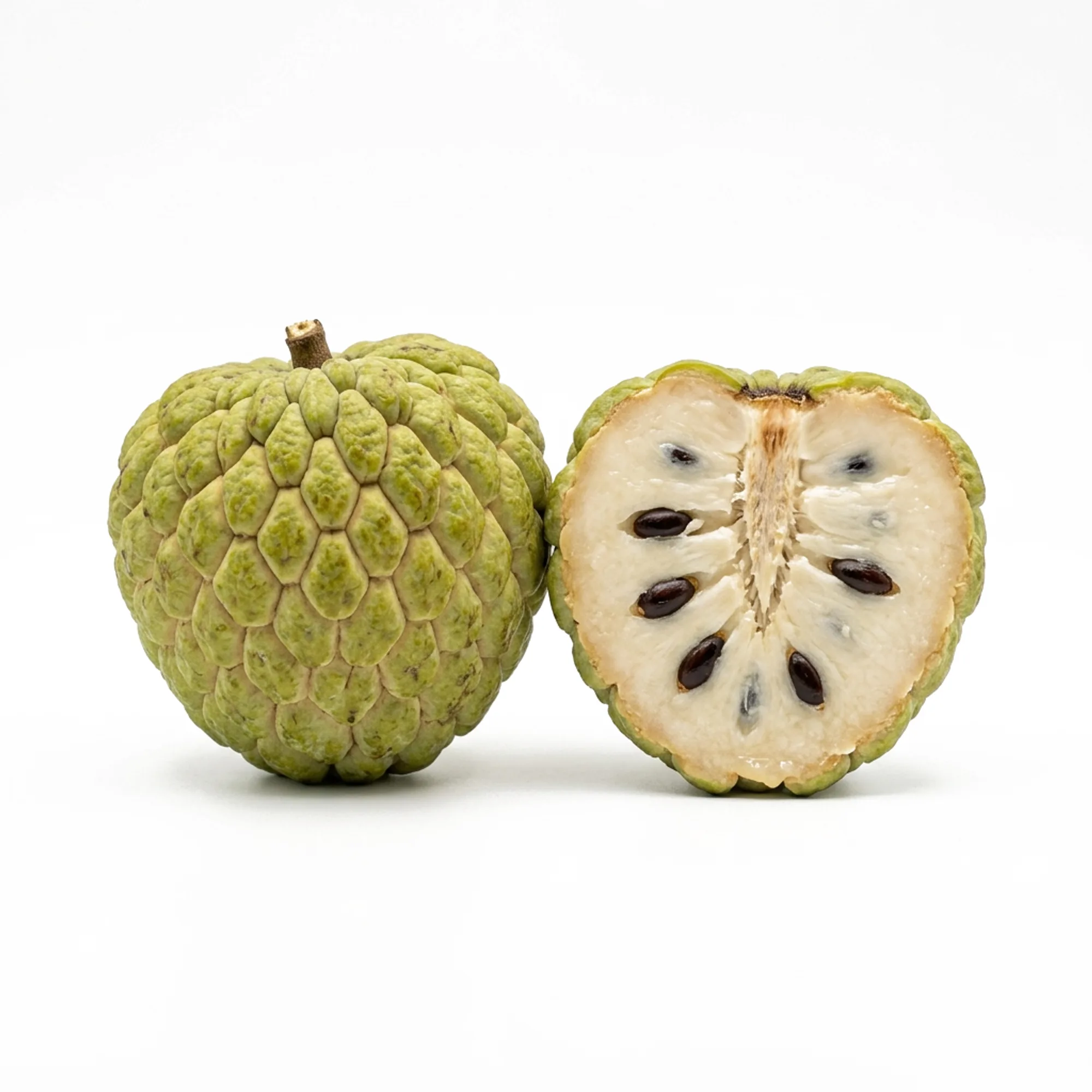 Pomme cannelle entier et coupé sur fond blanc