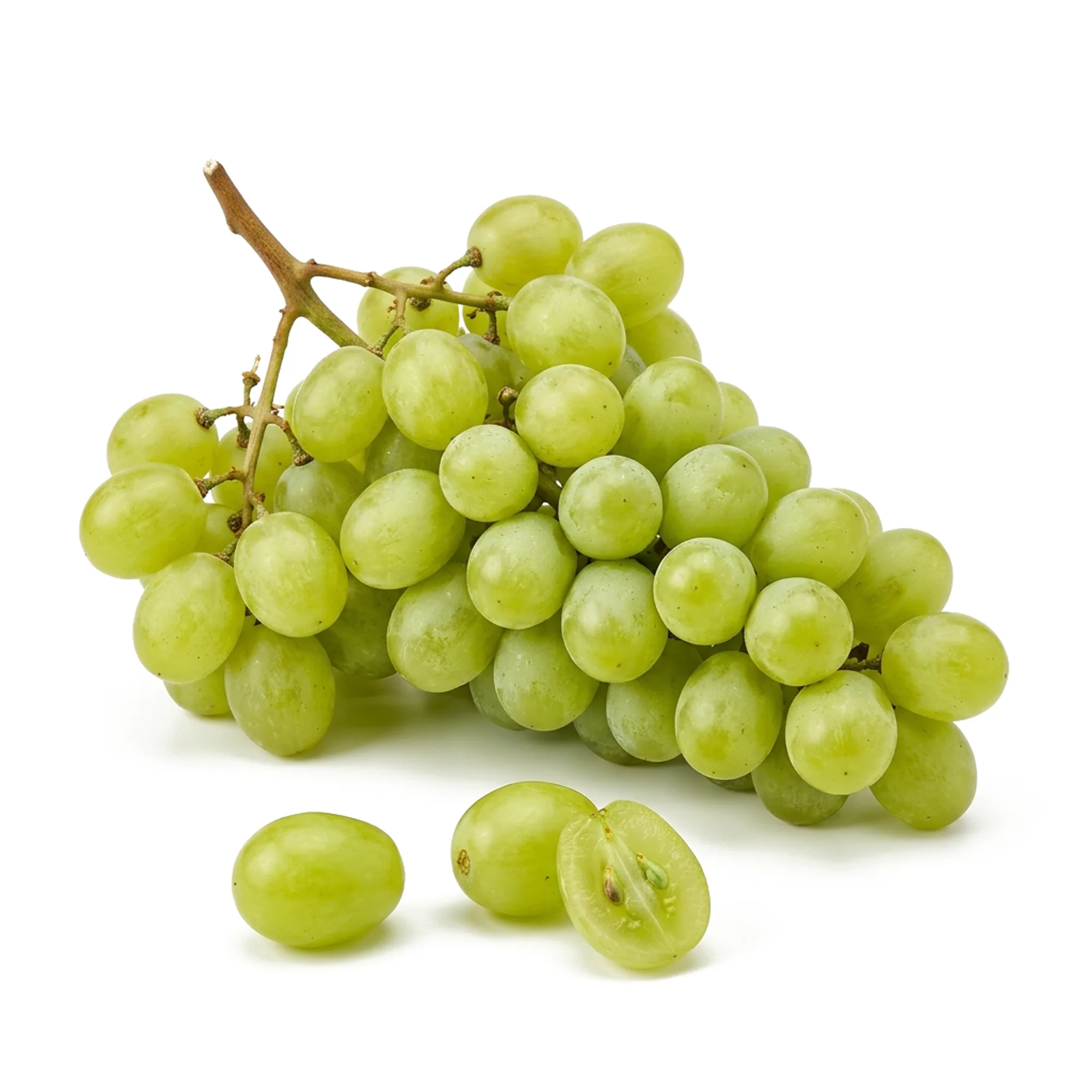 Raisin blanc entier et coupé sur fond blanc
