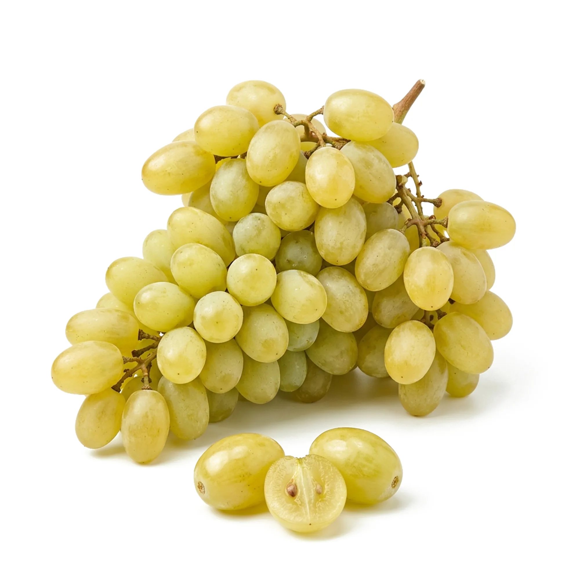 Raisin muscat entier et coupé sur fond blanc