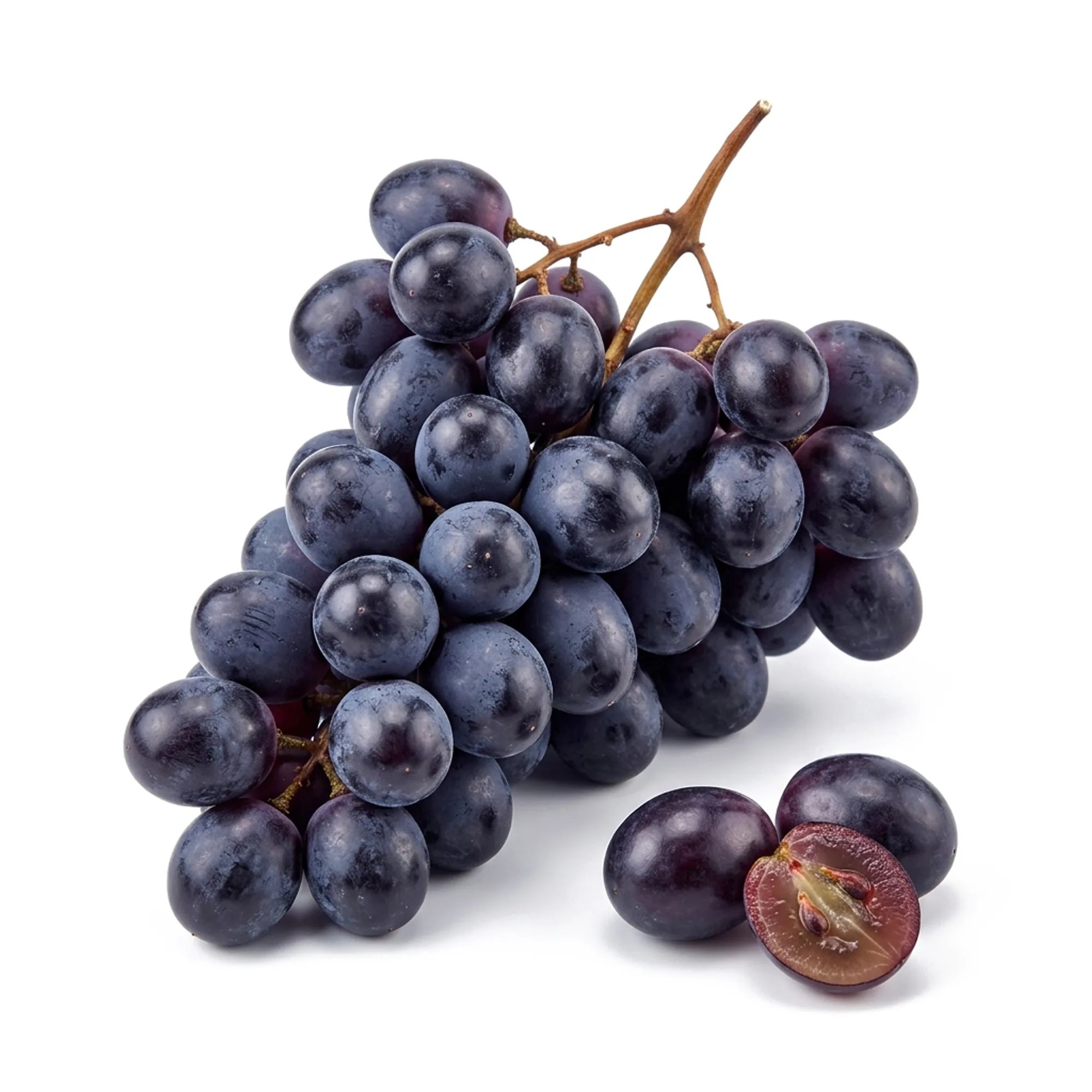 Raisin noir entier et coupé sur fond blanc