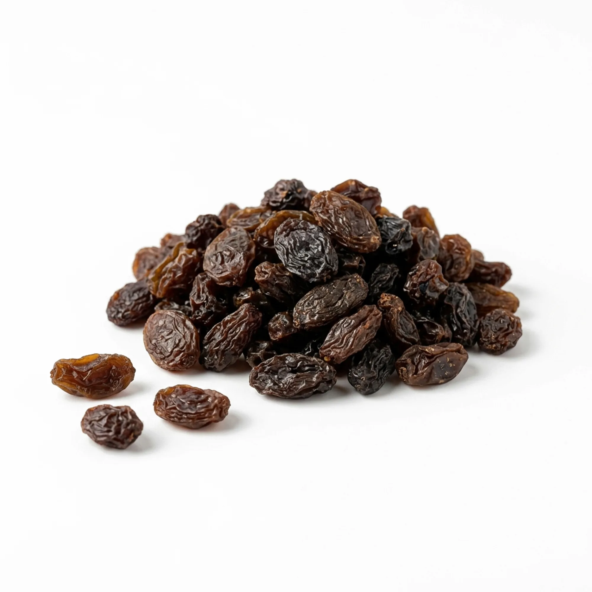 Raisin sec entier et coupé sur fond blanc