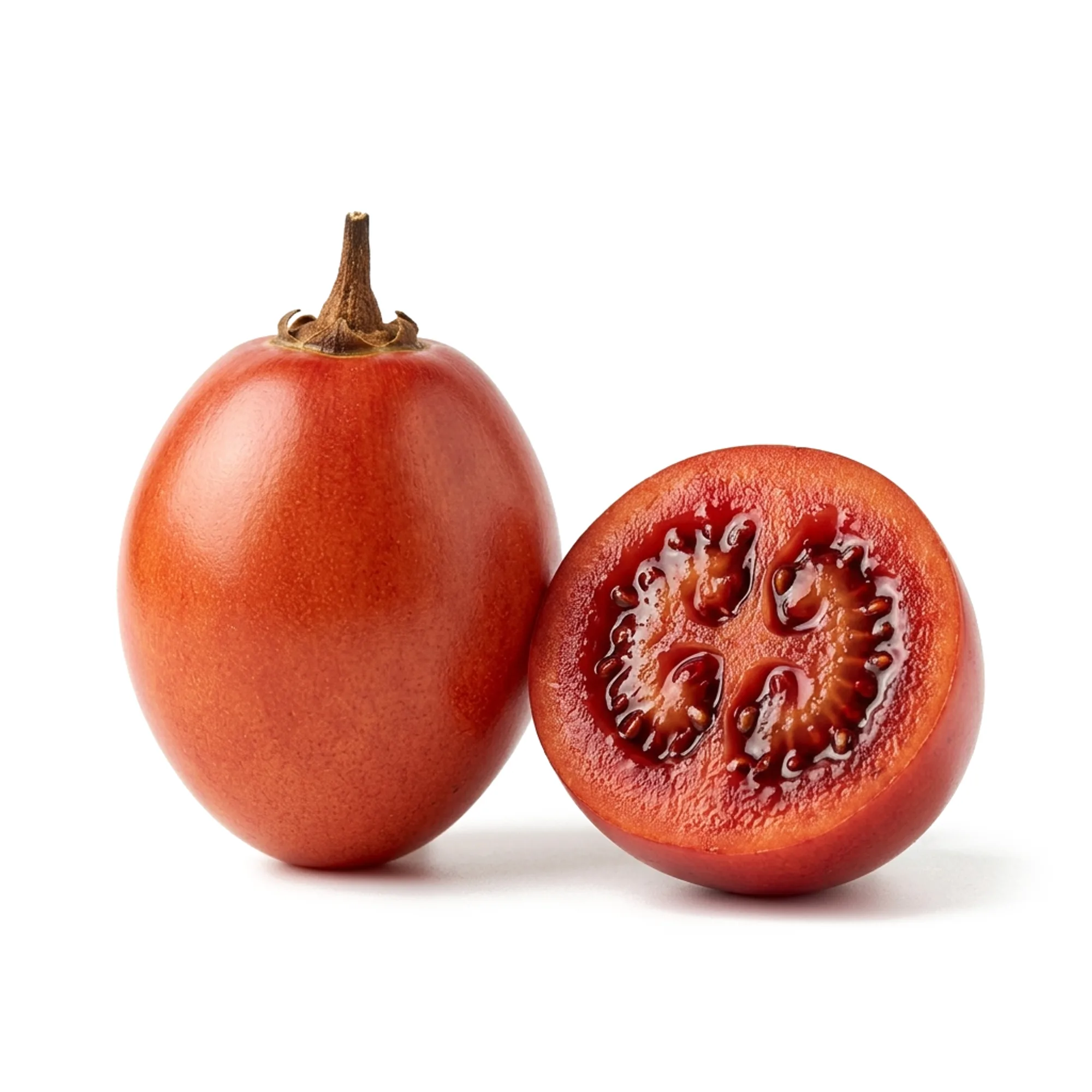 Tamarillo entier et coupé sur fond blanc